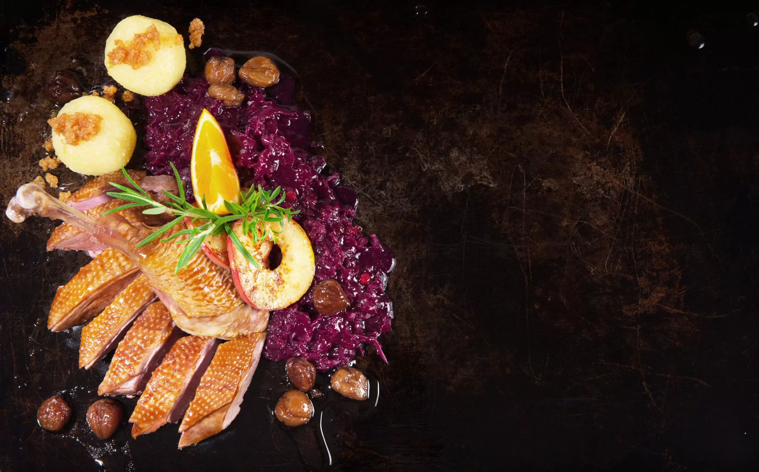 Gänsebraten mit Rotkohl und Kartoffelknödel